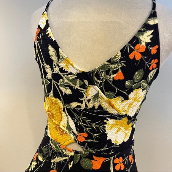 Soprano sleeveless Floral stretchy‎ Mini Dress size extra small with cut outs - Picture 6 of 11